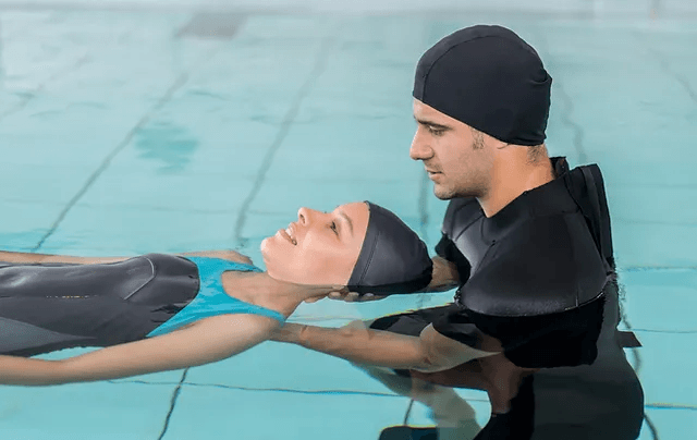 Aquathérapie : exercice pour le dos à faire dans la piscine